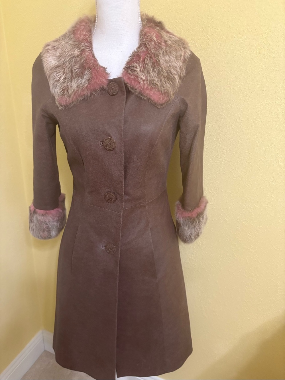 bebe Brown leather Trench Coat with 100 % Pink-Toned rabbit Fur Trim size XS